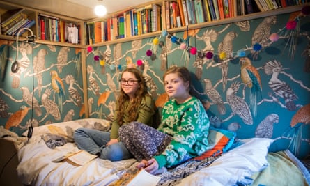 Zwei junge Jane-Austen-Fans sitzen zu Hause in ihrem Schlafzimmer