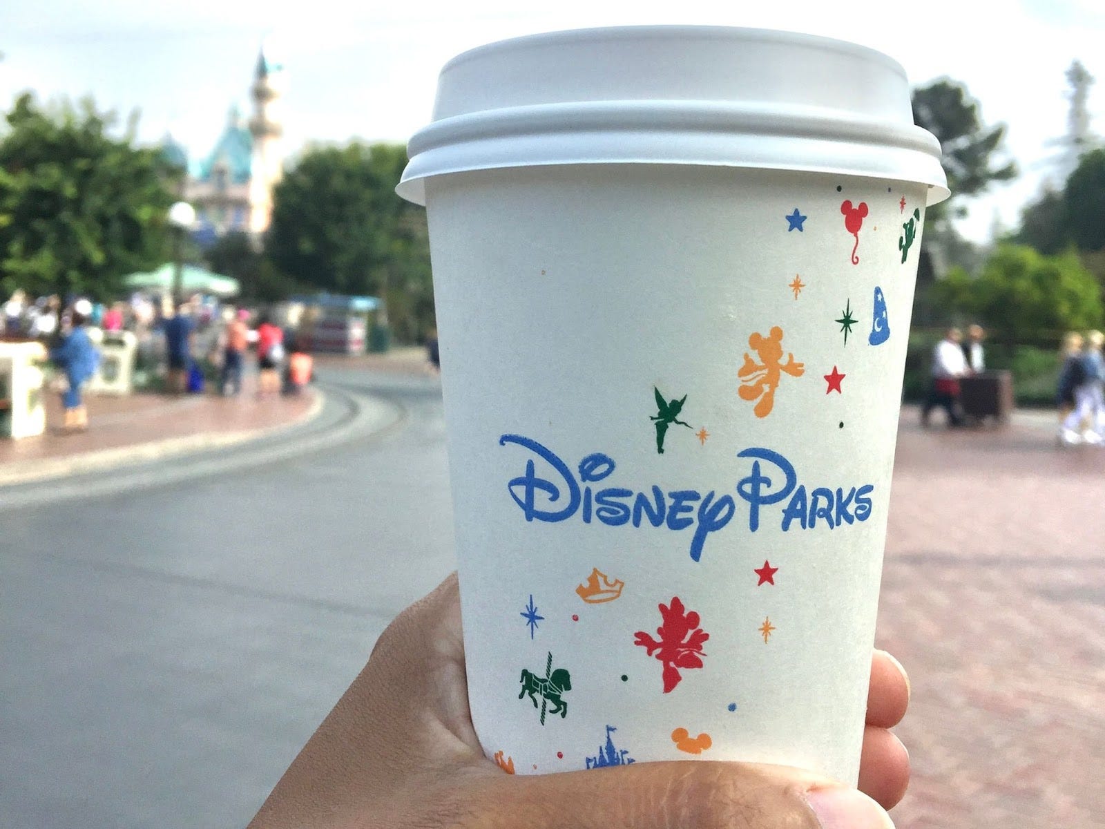 Disney parkt Kaffeetasse vor dem Hintergrund der Main Street