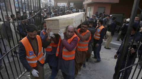 Freiwillige tragen den Sarg eines Mannes, der bei dem Angriff auf eine Moschee am Montag getötet wurde.