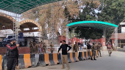 Sicherheitspersonal bewacht nach der Explosion in Peschawar das Polizeipräsidium.