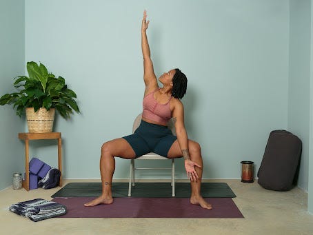 Eine Person in Trainingskleidung, die die Yoga-Pose mit seitlichem Winkelstuhl ausführt.