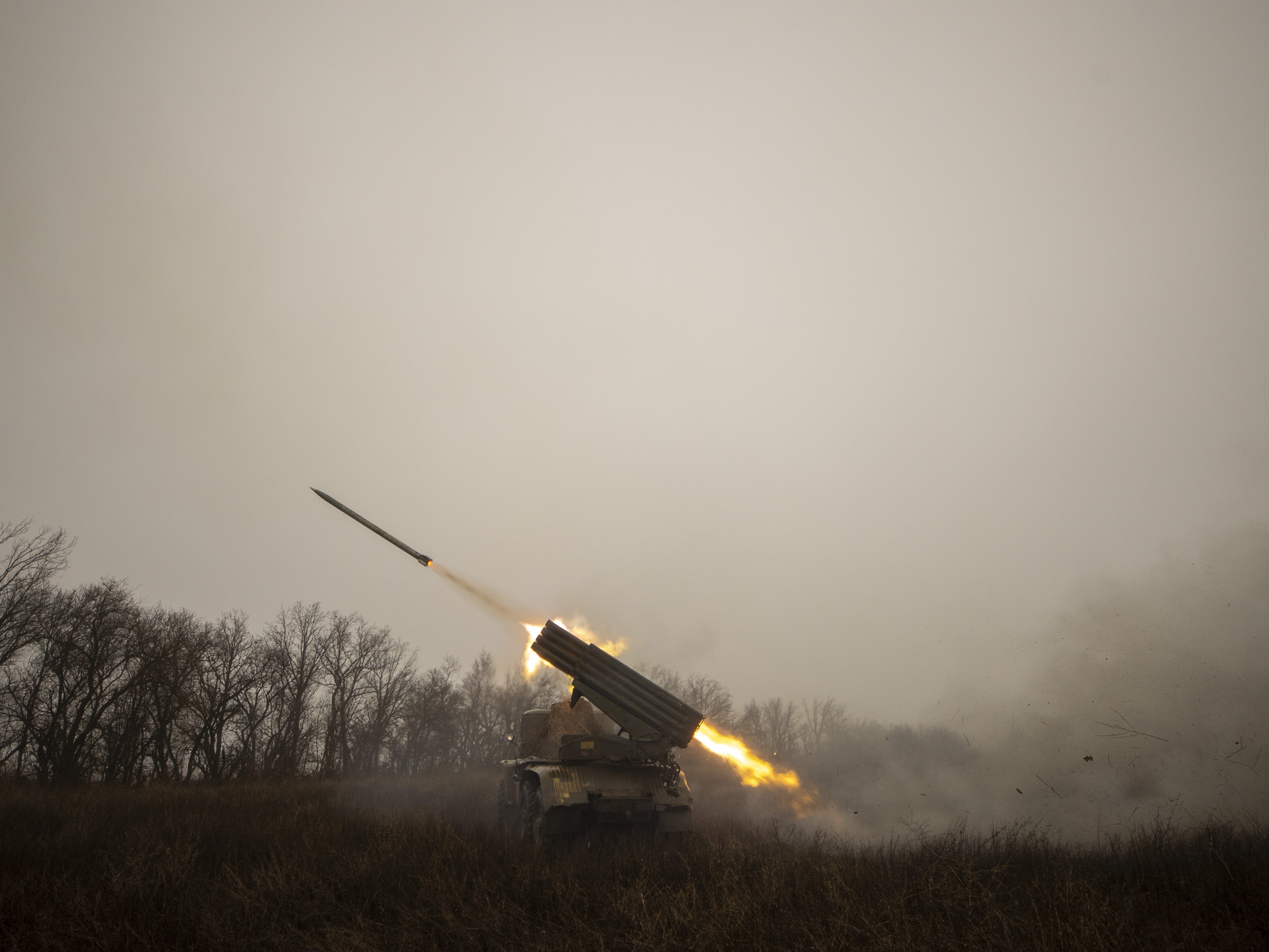 Ein Blick auf die feuernde Artillerie-Batterie „Grad“ im Oblast Donezk, Ukraine, am 29. Januar 2023.