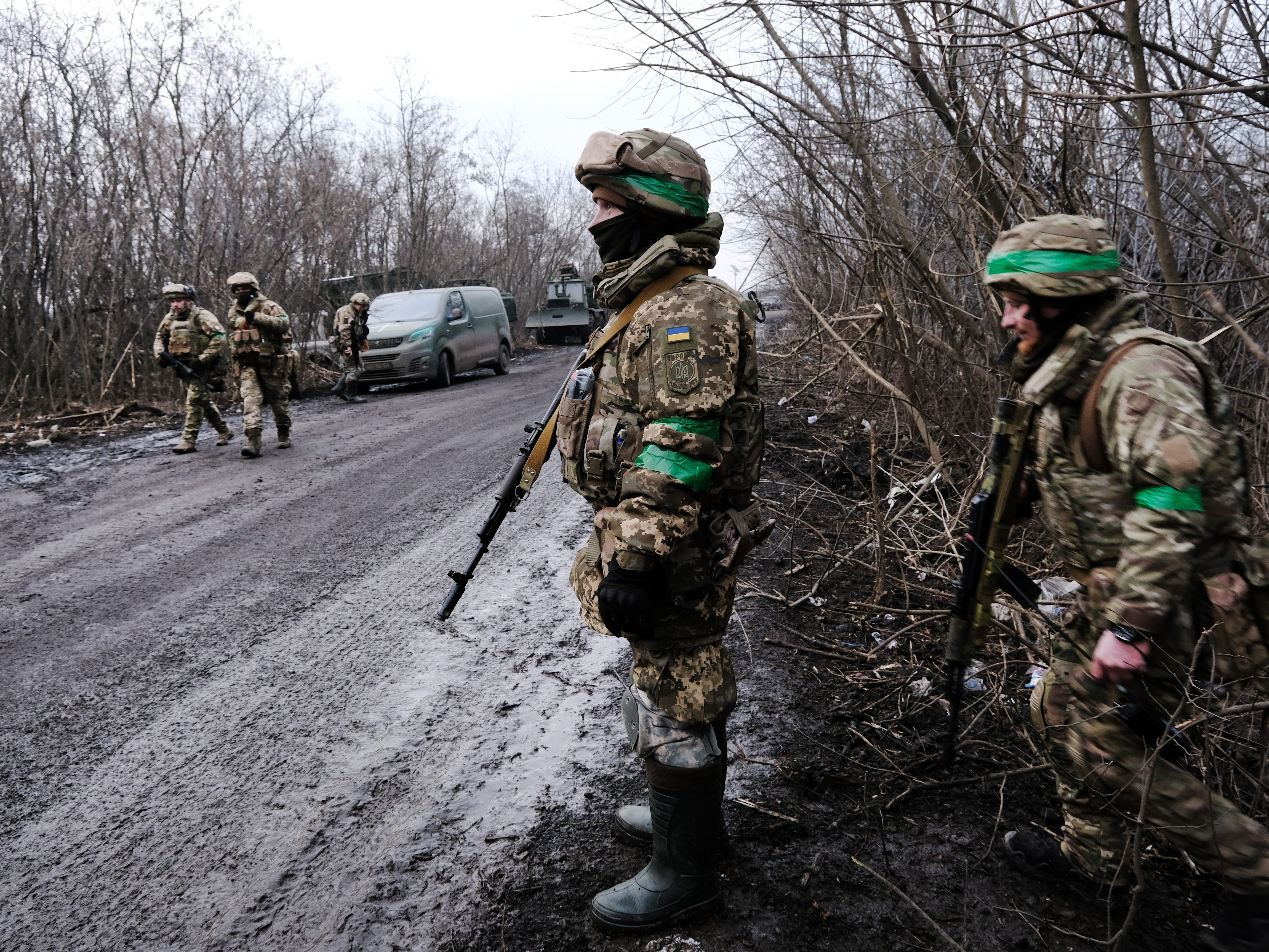 Ukrainische Soldaten schützen sich am 18. Januar 2023 in den Wäldern entlang einer Straße außerhalb der strategischen Stadt Bachmut in Bachmut, Ukraine.
