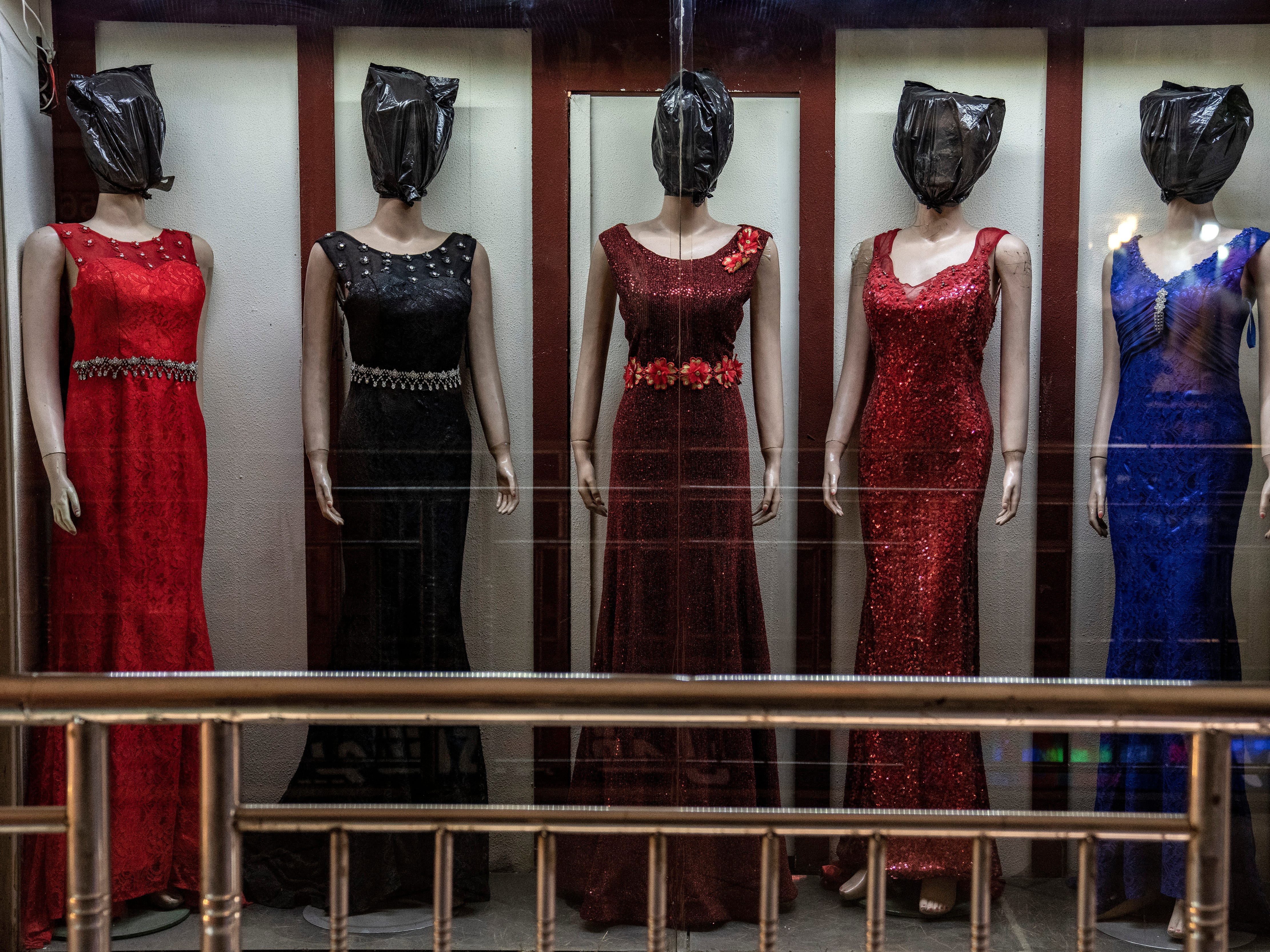 Die Köpfe von Schaufensterpuppen sind am Montag, den 26. Dezember 2022, in einem Geschäft für Damenbekleidung in Kabul, Afghanistan, bedeckt.
