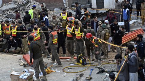 Sicherheitsbeamte und Rettungskräfte versammeln sich am Ort eines mutmaßlichen Selbstmordanschlags in Peschawar, Pakistan, am 30. Januar 2023. 