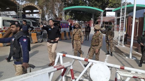 Soldaten und Polizisten machen den Weg frei für Krankenwagen, die am 30. Januar 2023 zum Explosionsort in Peshawar, Pakistan, eilen. 