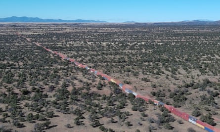 Eine lange Reihe von Schiffscontainern, die gestapelt sind, um eine Mauer zwischen den USA und Mexiko zu bilden, wartet im Coronado National Forest, Arizona, auf ihre Entfernung.