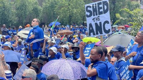 Südafrikas Oppositionspartei Democratic Alliance protestiert vor dem Hauptquartier des regierenden ANC gegen Stromausfälle im Land