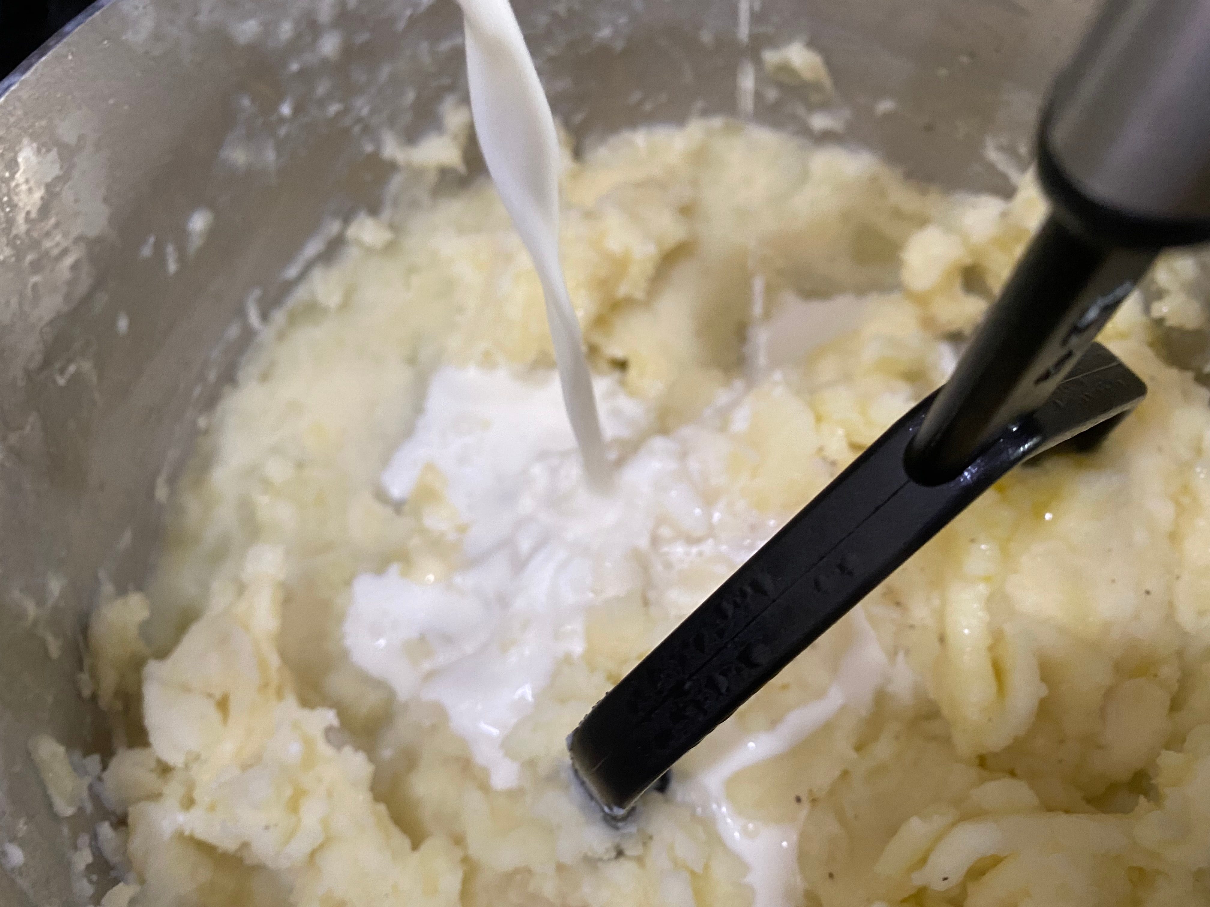 Die Sahnemischung wird mit Kartoffelpüree in die Schüssel gegossen.