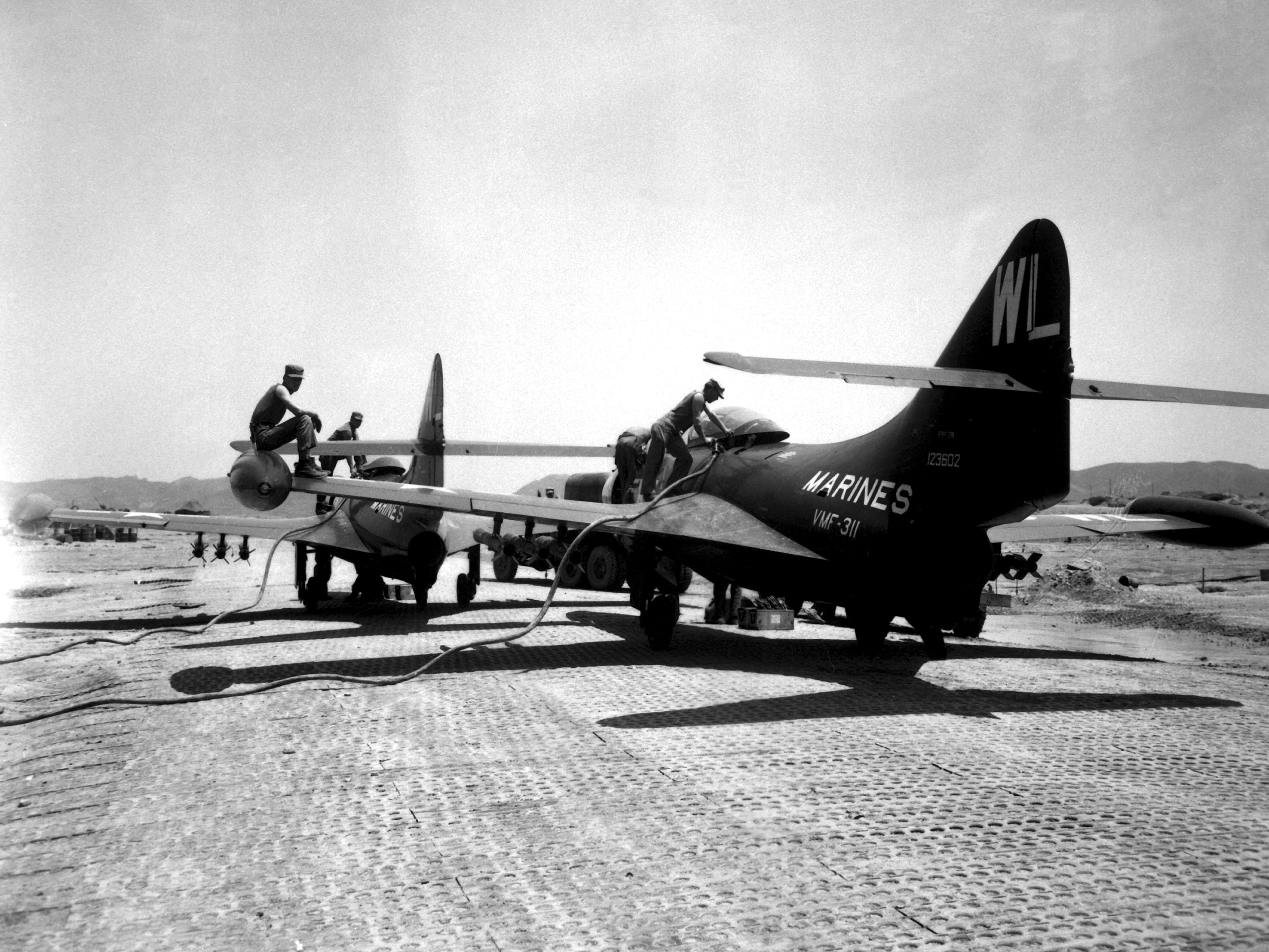 Während des Koreakrieges tanken zwei Grumman F9F Panther-Düsenjäger der Vereinigten Staaten, nachdem sie 1951 mit Raketen unter ihren Flügeln bewaffnet worden waren.