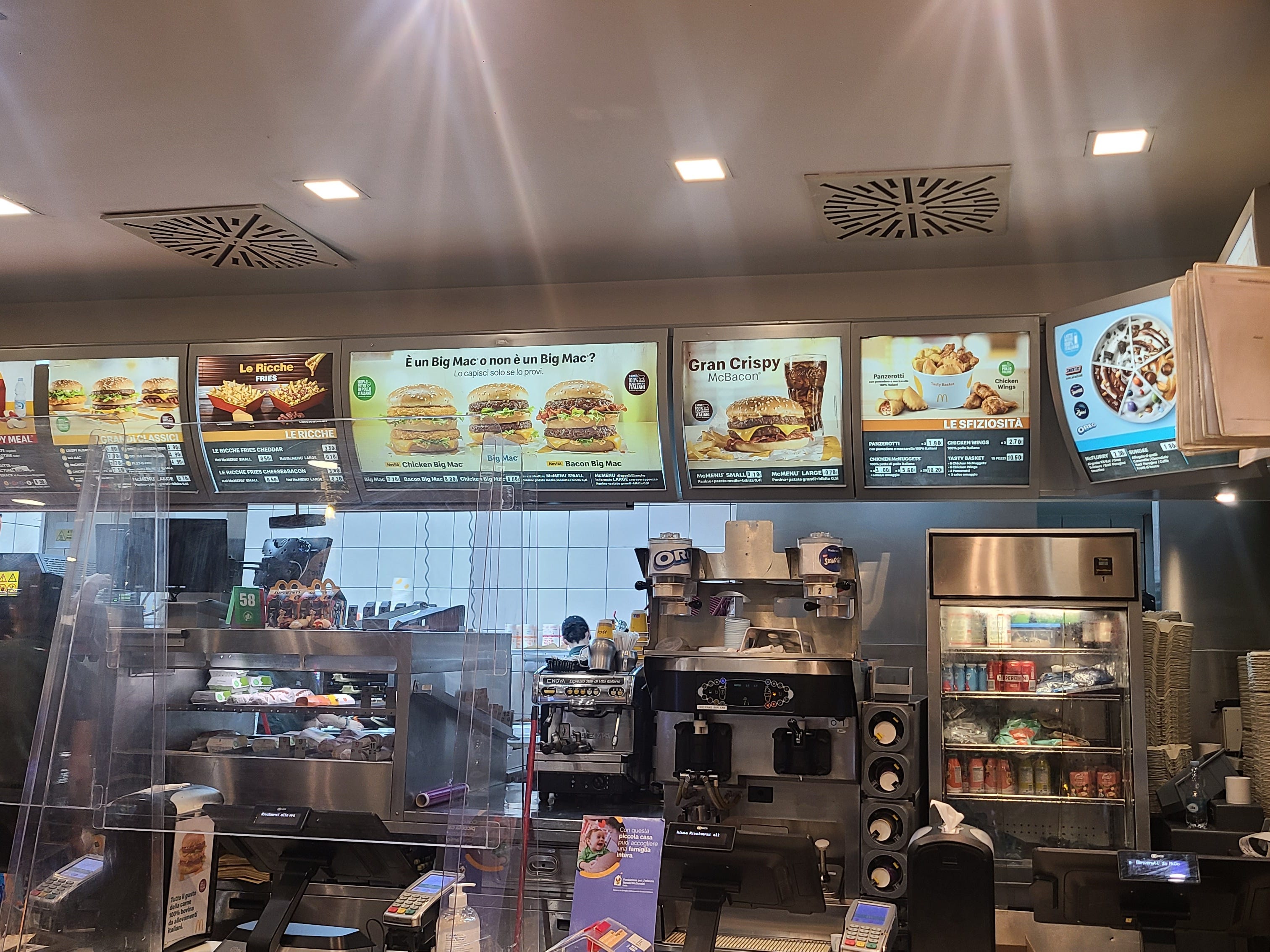 Aufnahme des Menü- und Kassenbereichs bei einem italienischen McDonalds