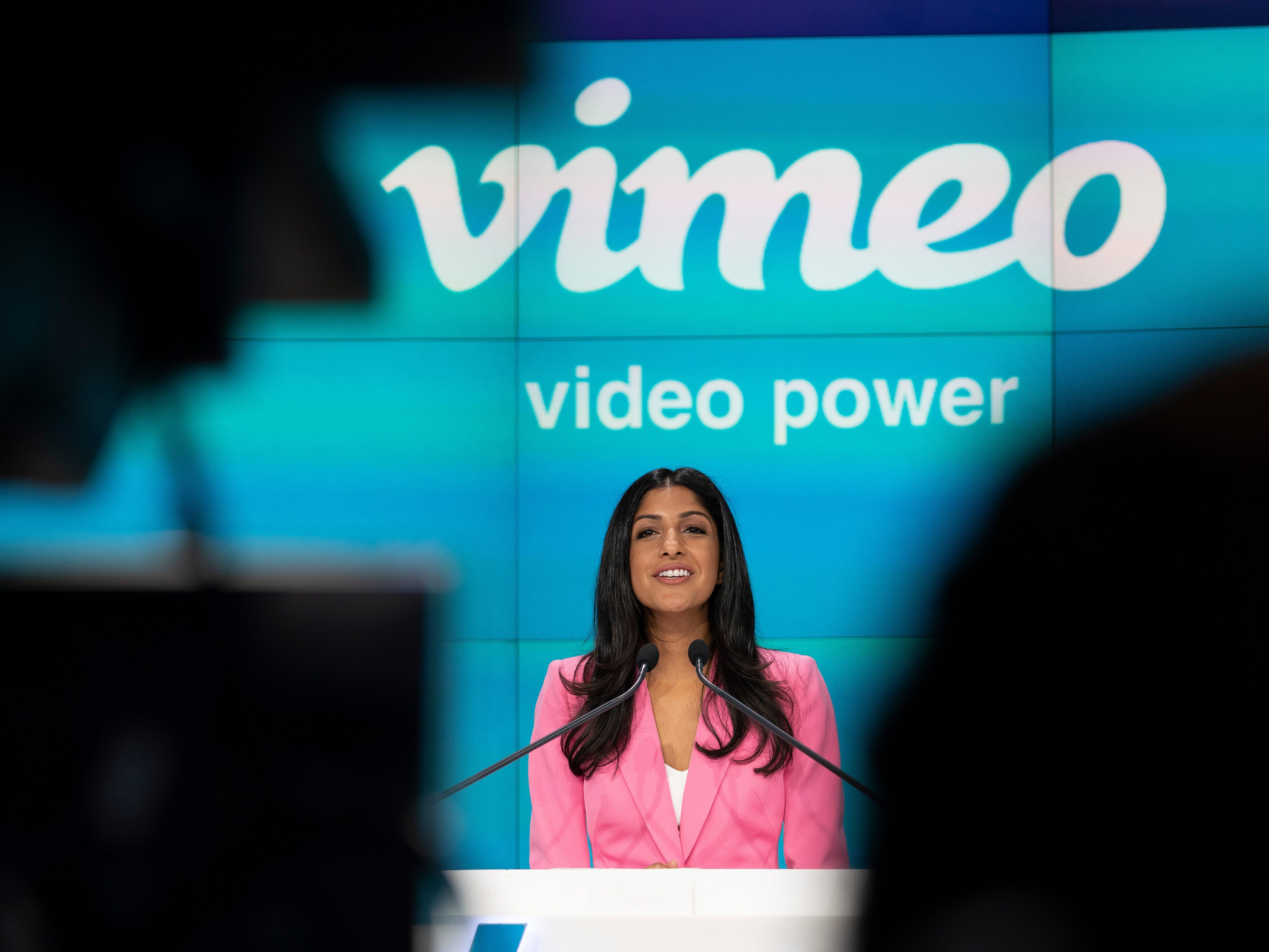 Anjali Sud, CEO von Vimeo, spricht während der direkten Notierung des Unternehmens an der Nasdaq am Dienstag, den 25. Mai 2021, in New York.  Das Online-Video- und Softwareunternehmen ist ein Spin-off von IAC.