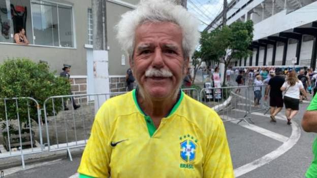 Pele-Fan Deofilo de Freitas trägt ein brasilianisches Trikot