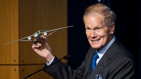 NASA-Administrator Bill Nelson hält ein Modell eines Flugzeugs mit einem Transonic Truss-Braced Wing.