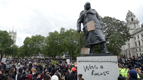 Eine Statue des ehemaligen britischen Premierministers Winston Churchill wird auf dem Parliament Square im Zentrum von London nach einer Demonstration im Juni 2020 verunstaltet, um Solidarität mit der Black Lives Matter-Bewegung zu zeigen.