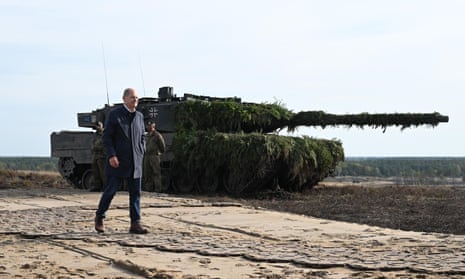 Bundeskanzler Olaf Scholz läuft im Oktober 2022 in Ostenholz an einem Kampfpanzer Leopard 2 der Bundeswehr vorbei.