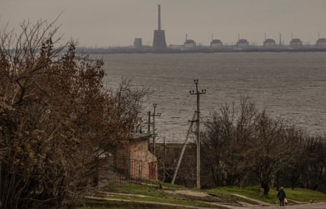 Das von Russland kontrollierte Kernkraftwerk Saporischschja von Nikopol aus gesehen.