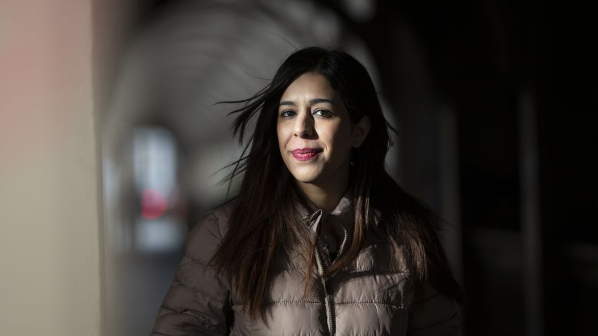 NEWCASTLE, VEREINIGTES KÖNIGREICH – 11. FEBRUAR: Die iranische Schachschiedsrichterin Shohreh Bayat posiert am 11. Februar 2020 in Newcastle, England, für ein Porträt. Frau Bayat, eine Schiedsrichterin beim Schachverband FIDE, leitete im Januar ein Turnier in China In iranischen Medien kursierte ein Bild von ihr, auf dem sie keinen Hijab zu tragen schien.  Kommentare in der Presse und im Internet beschuldigten sie, gegen das iranische Gesetz verstoßen zu haben, das Frauen verpflichtet, bei öffentlichen Auftritten ein Kopftuch zu tragen.  Als Frau Bayat diese Reaktion sah, bekam sie schnell Angst davor, in ihr Land zurückzukehren, da sie befürchtete, verhaftet zu werden.  Sie wohnt jetzt bei Freunden im Vereinigten Königreich, wo sie sagt, dass sie ihre Optionen abwägt, unsicher, was die Zukunft bringt.  (Foto von Hollie Adams/Getty Images)