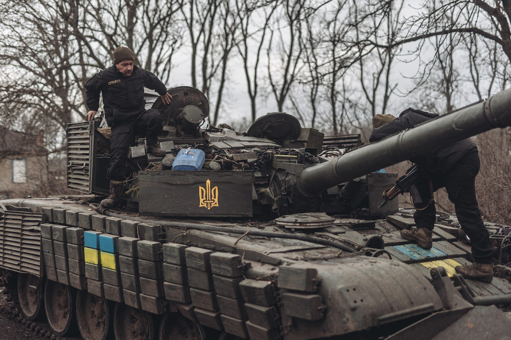 Ukrainische Truppen führen Wartungsarbeiten an Panzern durch