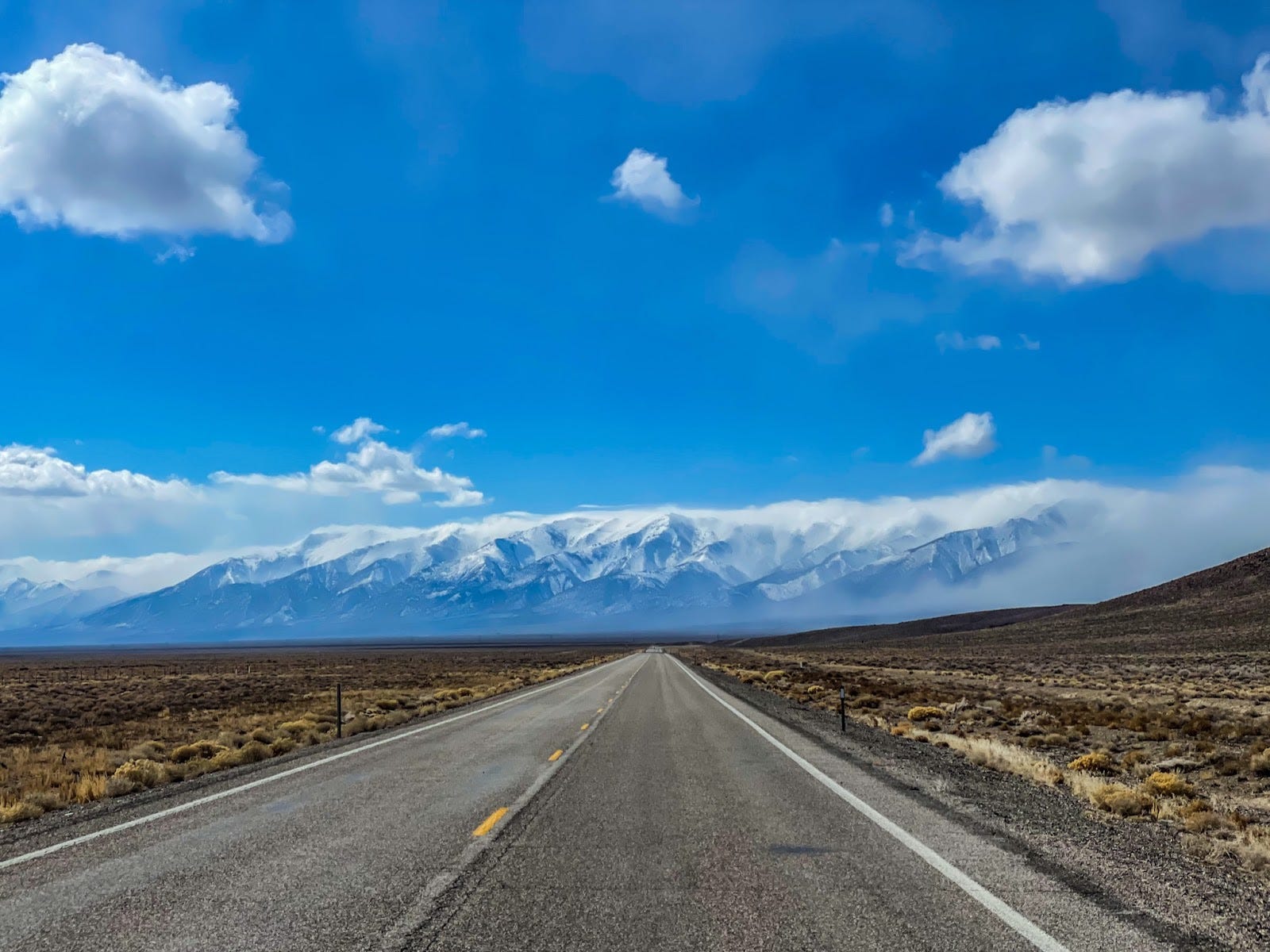 Blick auf den Highway 50 in Nevada mit Bergen im Hintergrund