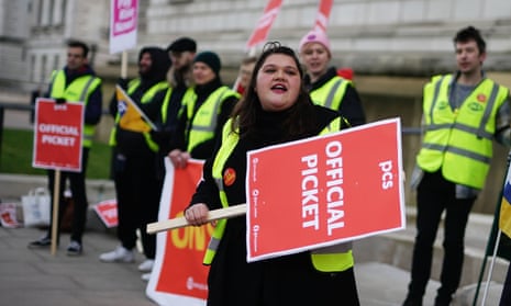 Mitglieder der Gewerkschaft Public and Commercial Services (PCS) der Streikposten vor dem Büro von HM Treasury in Westminster.