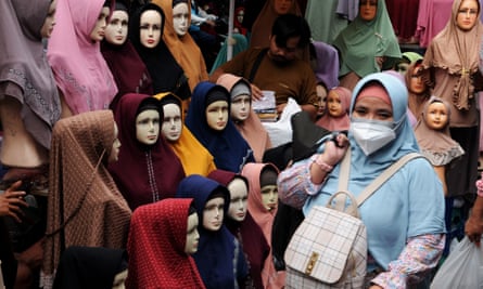 Einkaufen auf dem Markt Tanah Abang, Jakarta, am Welt-Hijab-Tag in Indonesien, 2022.