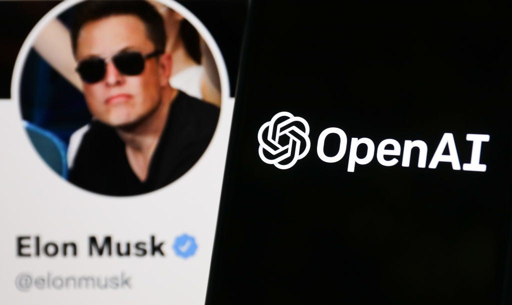 Das auf einem Telefonbildschirm angezeigte OpenAI-Logo und der Twitter-Account von Elon Musk, der auf einem Bildschirm im Hintergrund angezeigt wird, sind auf diesem Illustrationsfoto zu sehen, das am 24. April 2022 in Polen aufgenommen wurde.