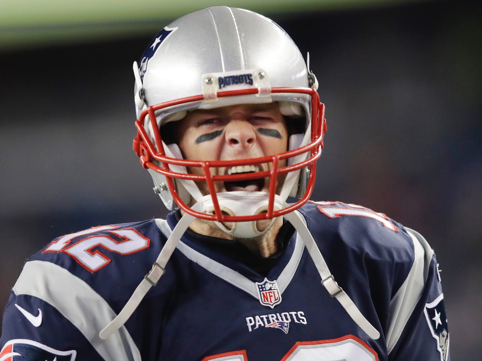 Tom Brady schreit 2016 während eines Spiels der Patriots.