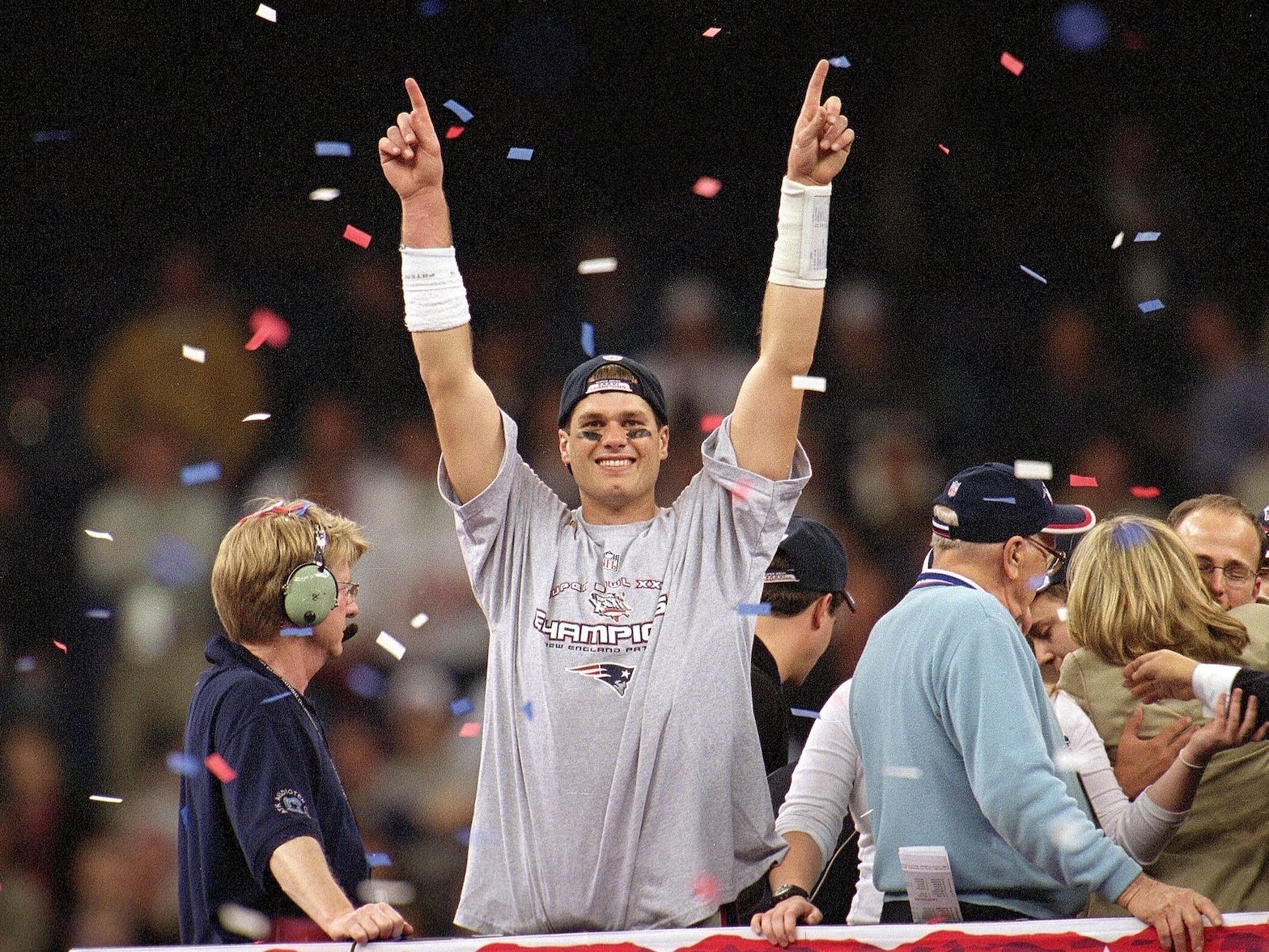 Tom Brady hebt die Hände, als Konfetti nach dem Super Bowl im Jahr 2002 fällt.