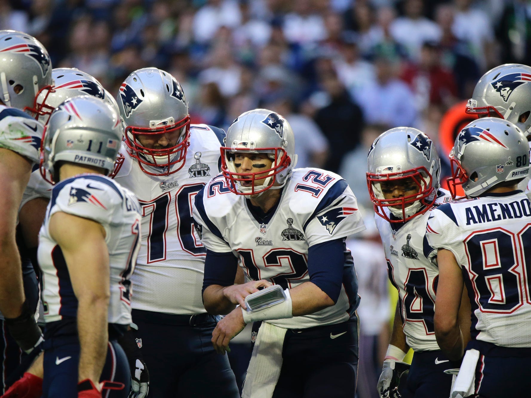 Tom Brady spricht 2015 in einer Gruppe mit Patriots-Teamkollegen.