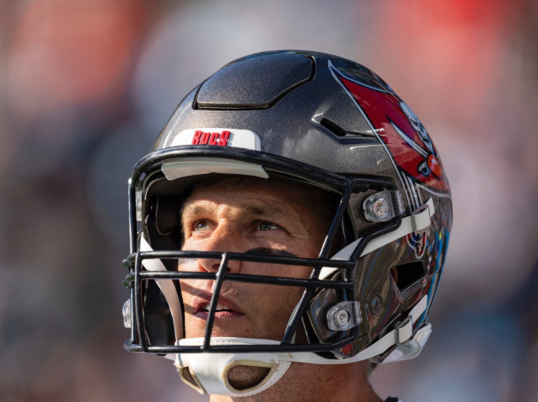 Tom Brady blickt 2021 während eines Spiels in die Sonne.