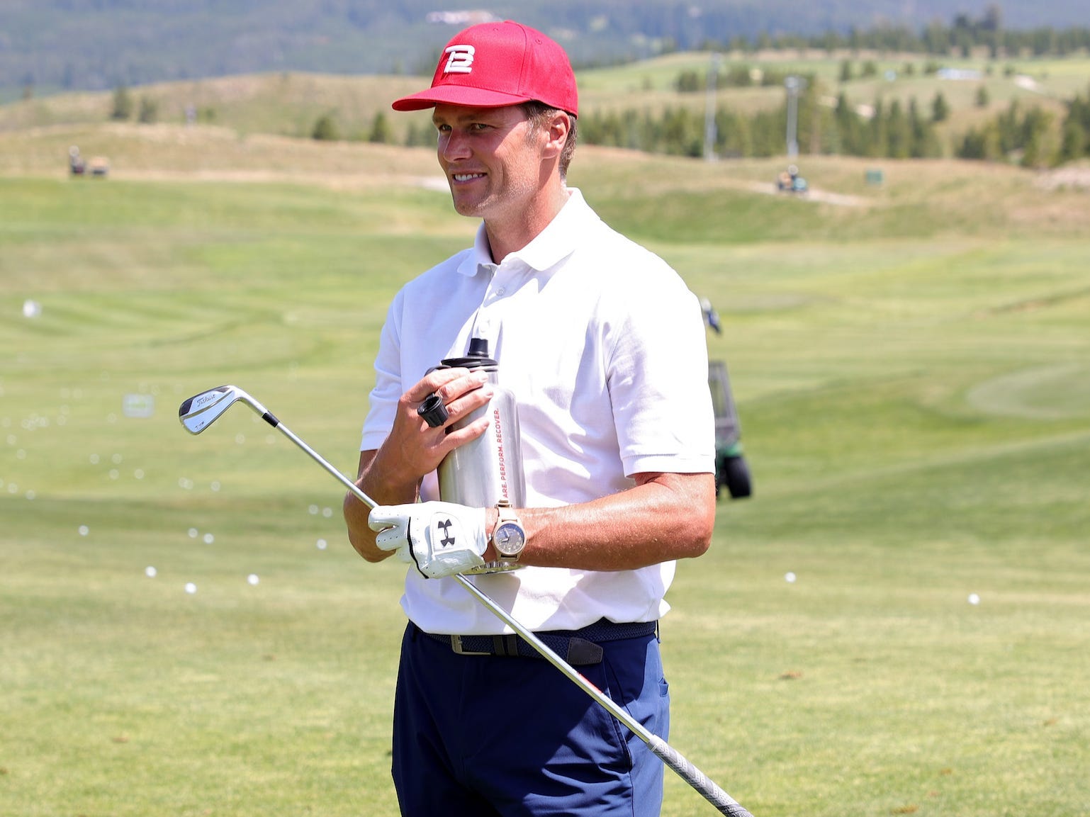 Tom Brady hält während „The Match“ im Jahr 2021 einen Golfschläger.