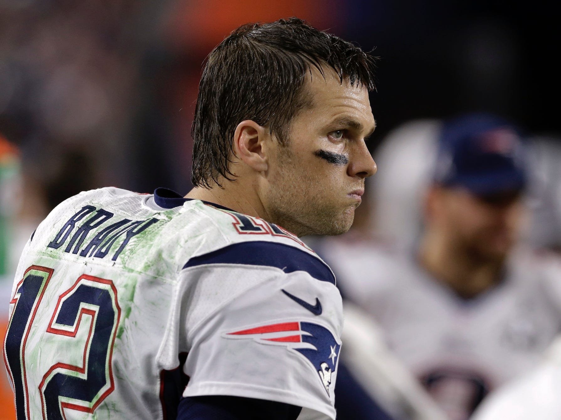 Tom Brady zieht 2015 an der Seitenlinie die Augenbrauen hoch.