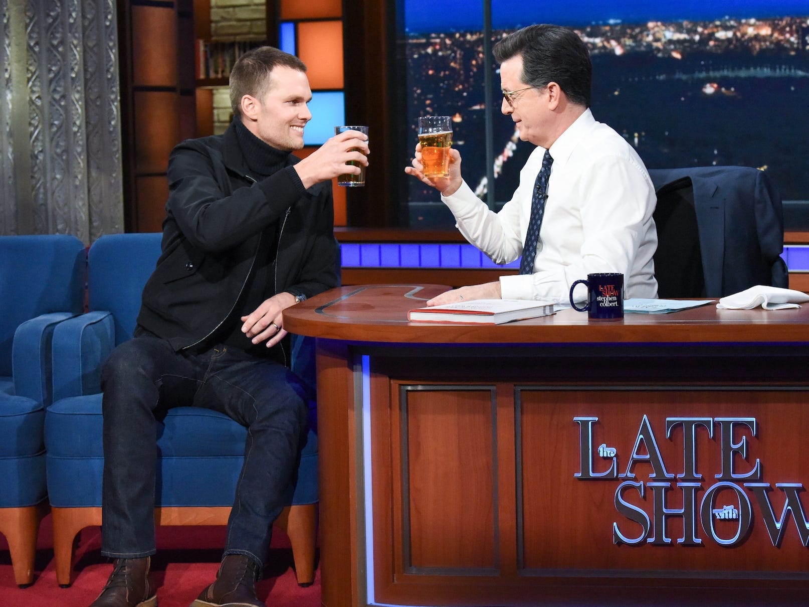 Tom Brady hebt bei „The Late Show with Stephen Colbert“ ein Bierglas