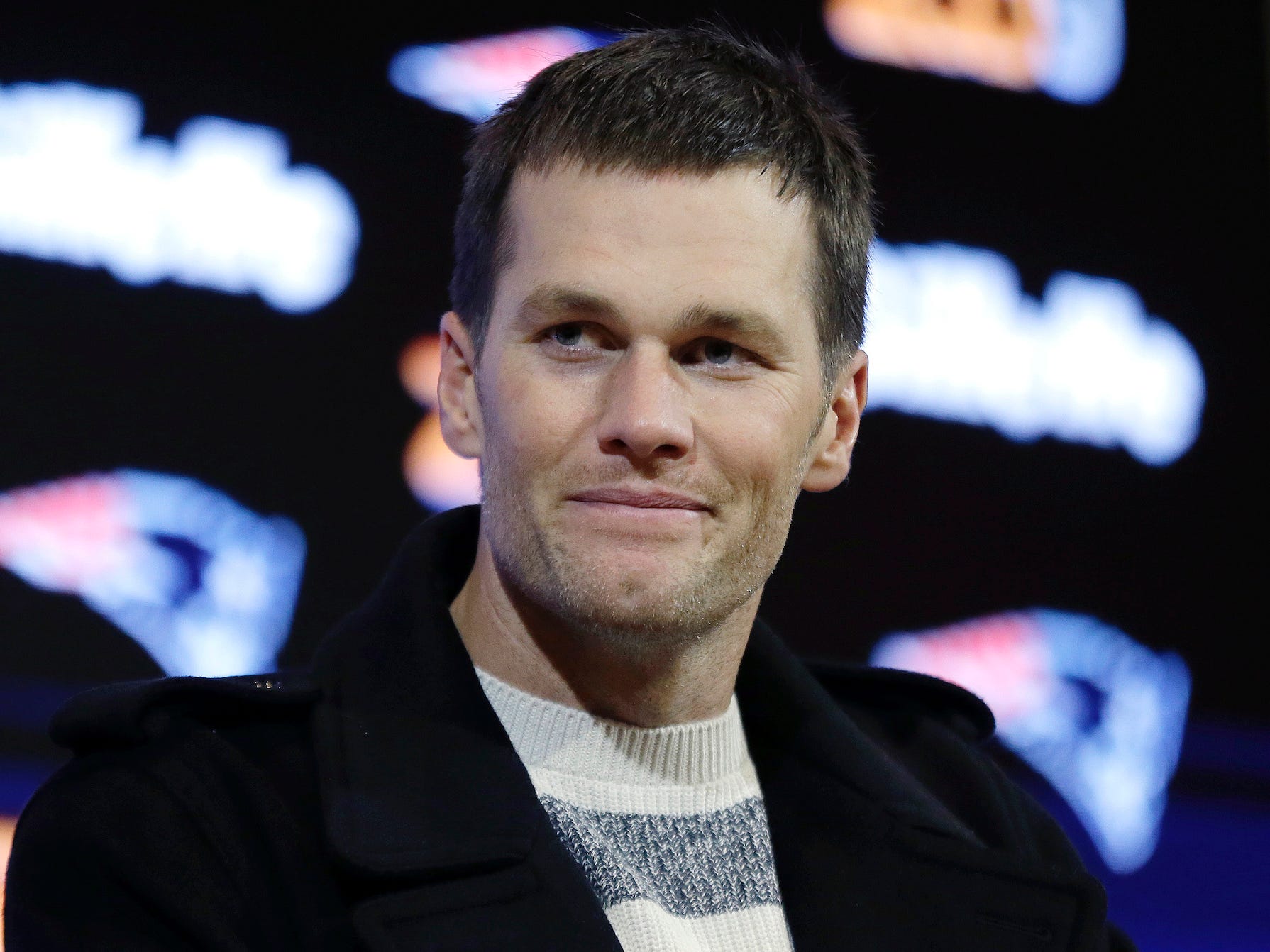Tom Brady lächelt während einer Pressekonferenz im Jahr 2016.