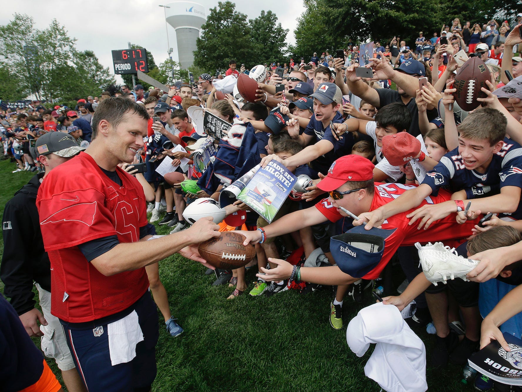 Tom Brady gibt im Trainingslager der Patriots 2017 vor einer Menge Fans Autogramme.