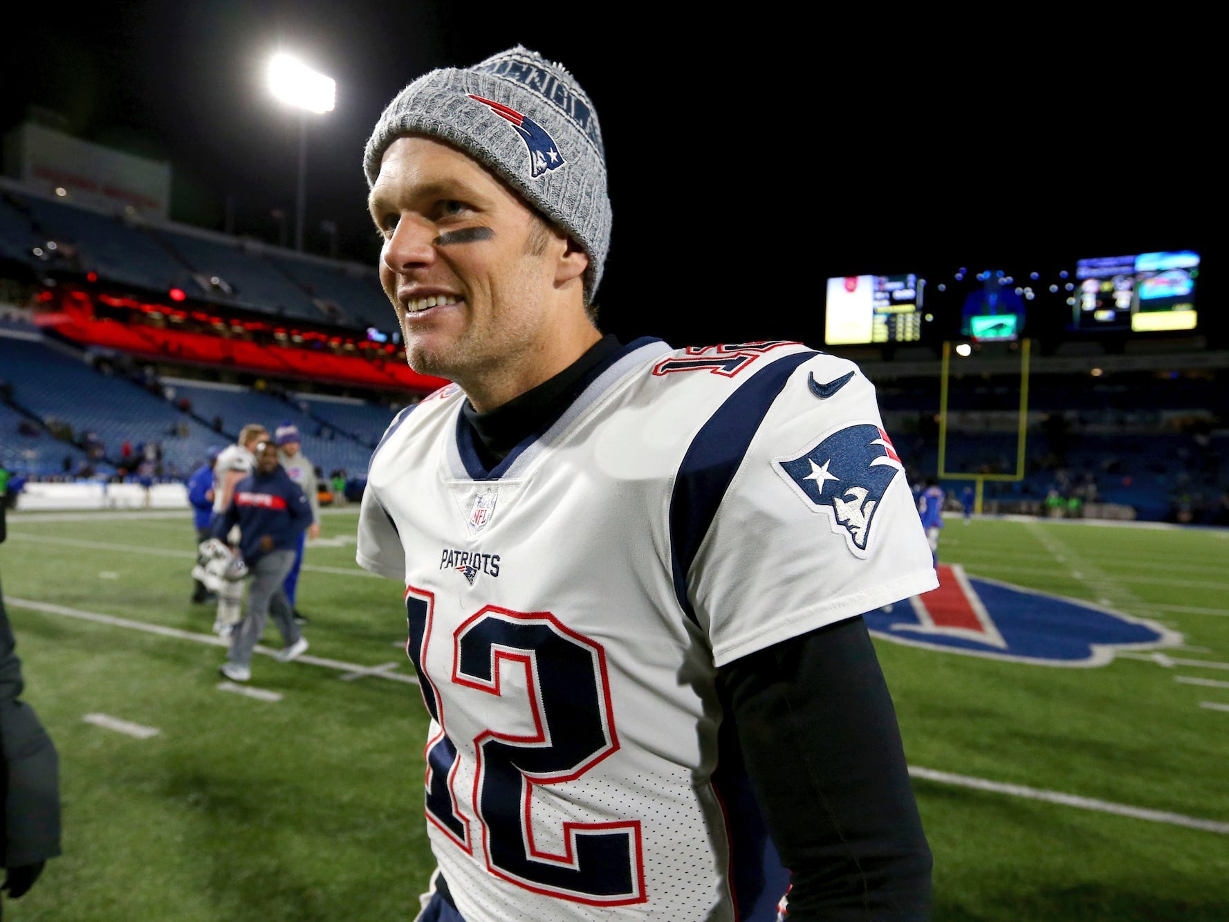 Tom Brady lächelt, als er 2018 gegen die Bills vom Feld geht.