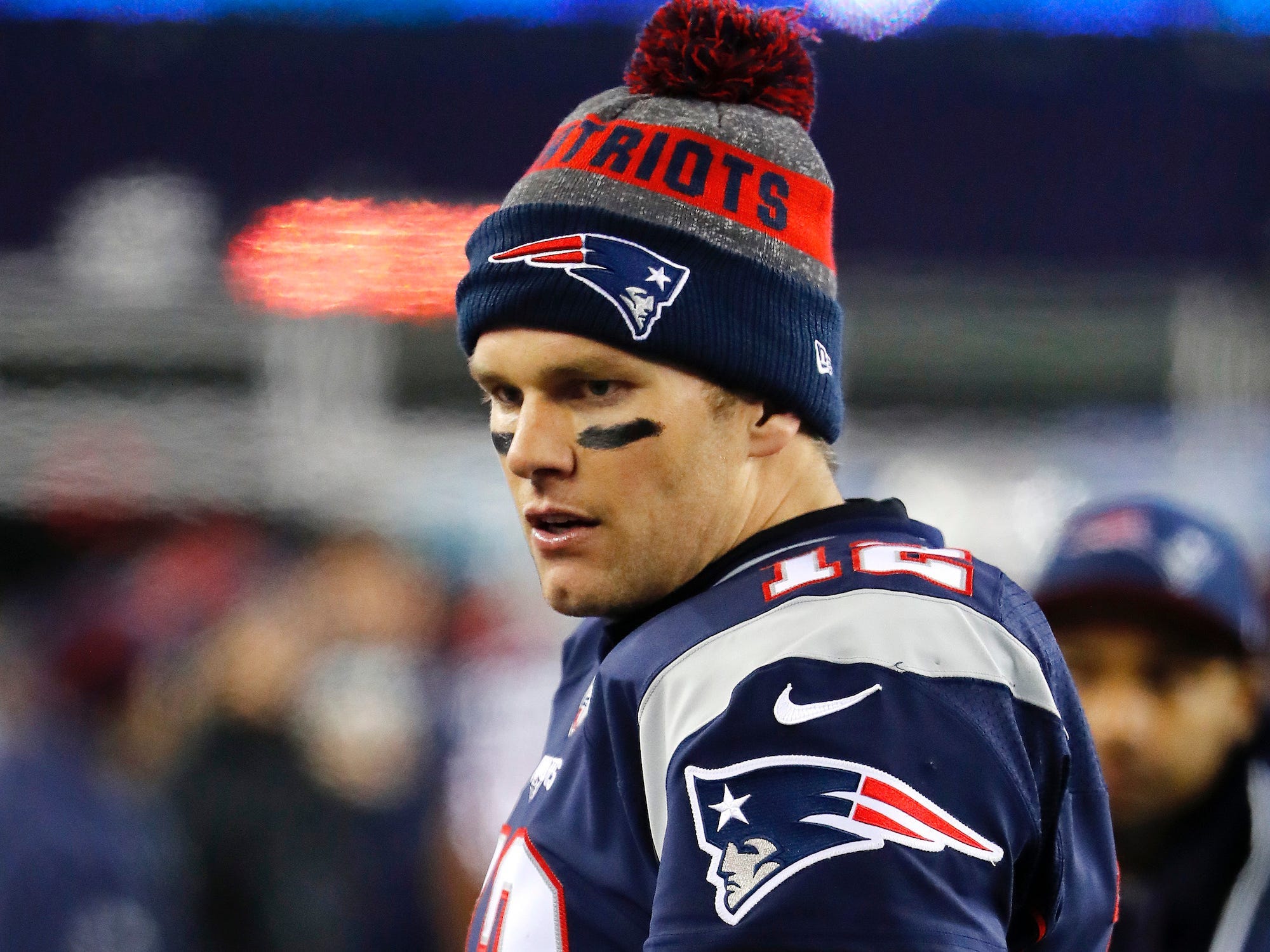 Tom Brady schaut 2016 bei einem Spiel von der Seitenlinie der Patriots zu.