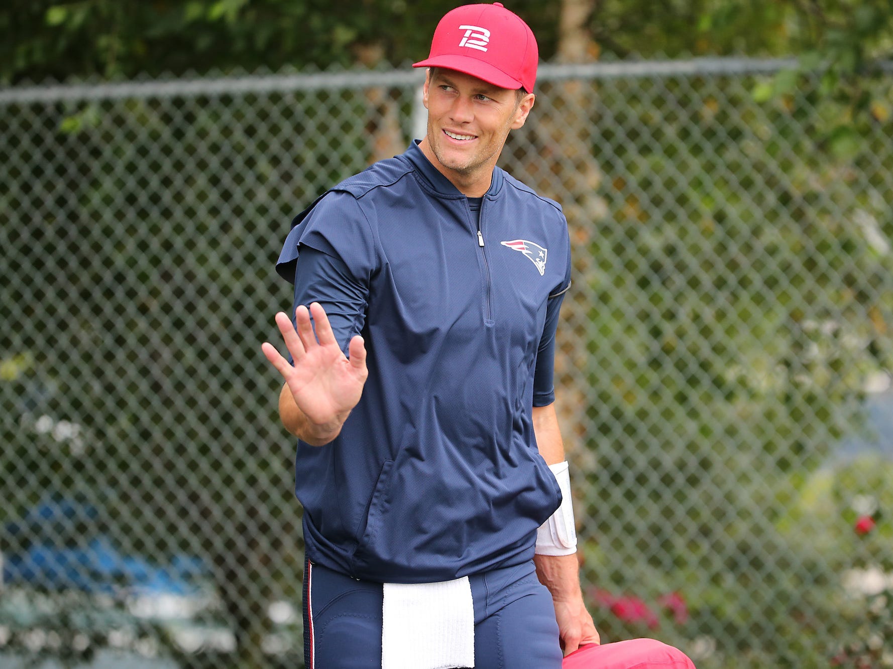 Tom Brady winkt, als er 2017 das Trainingslager der Patriots betritt.