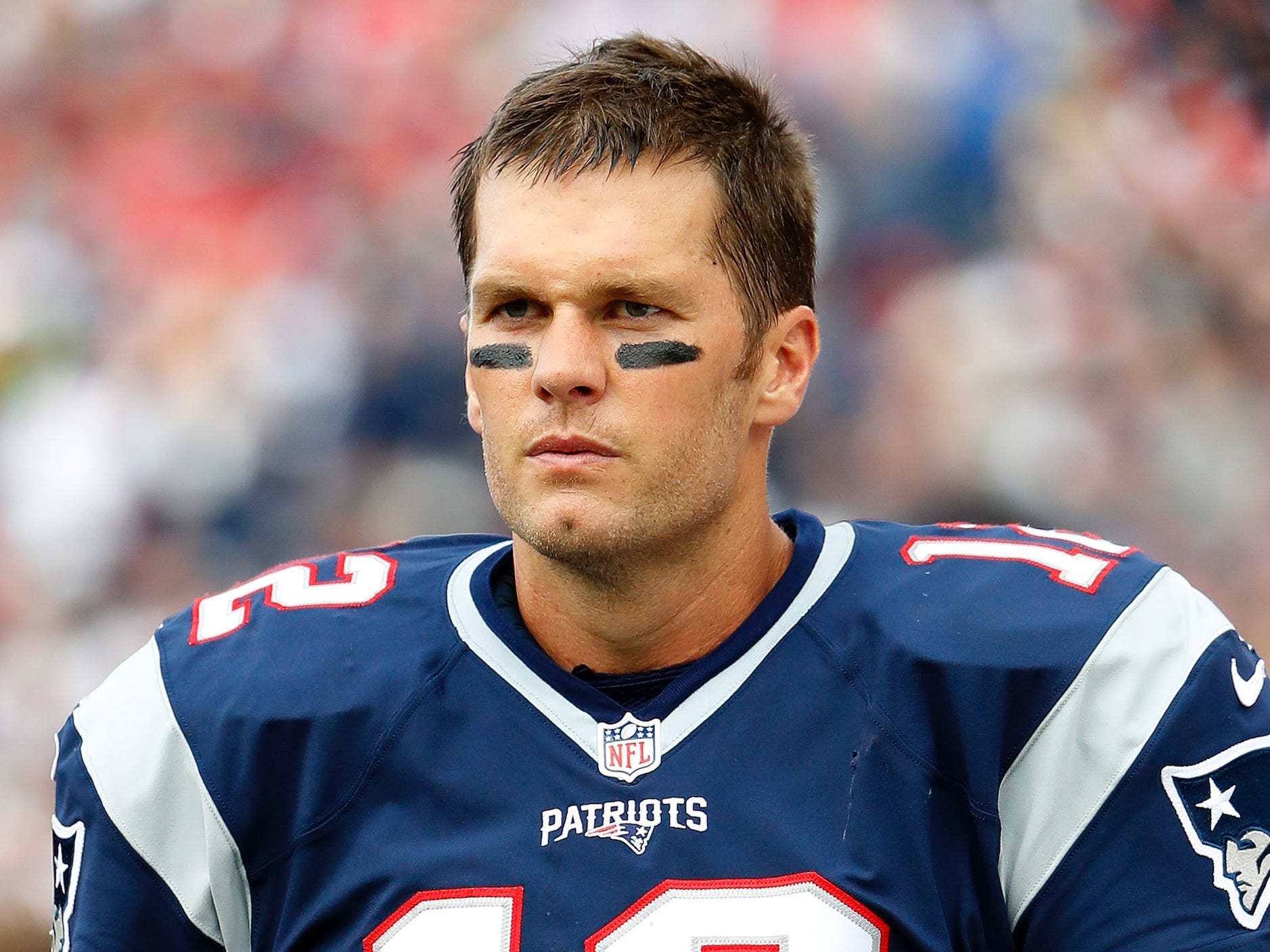 Tom Brady blickt 2016 während eines Spiels der Patriots finster drein.