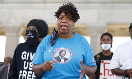 Gwen Carr spricht am 4. September 2020 während einer Black Lives Matter-Kundgebung vor der Boardwalk Hall in Atlantic City, NJ.