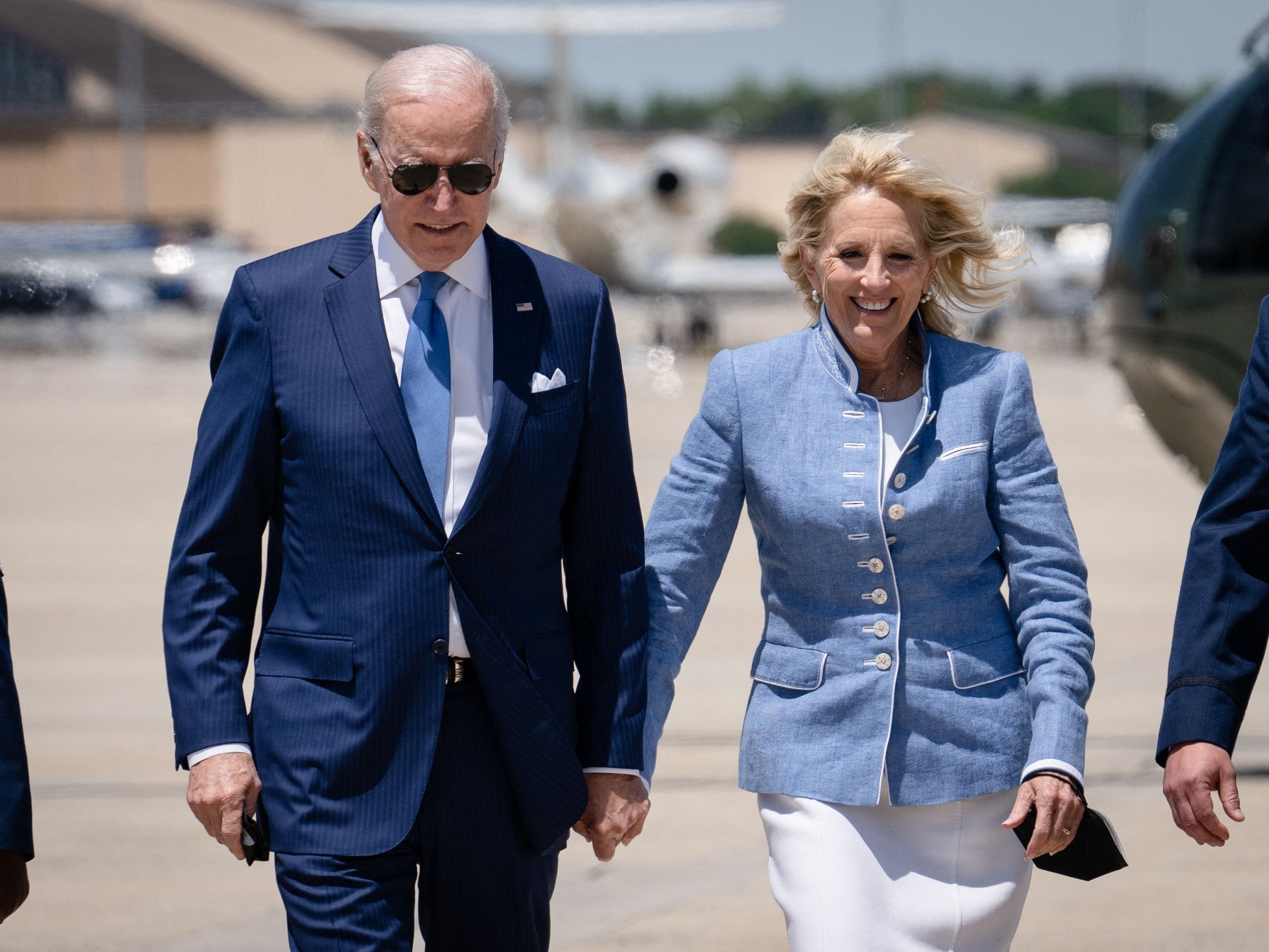 Joe Biden und Jill Biden tragen passende blaue Outfits