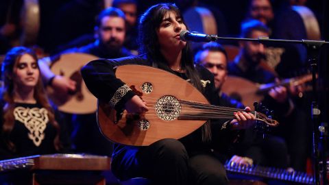 Ein Musiker der irakischen Nationalband für musikalisches Erbe tritt am 30. Januar im Nationaltheater in Bagdad während eines Konzerts zum 100. Todestag des irakischen Komponisten Mulla Uthman Al-Mawsili auf. 