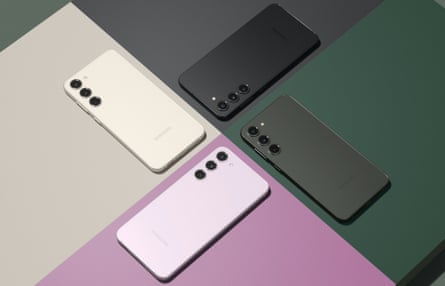 Die Rückseite des Samsung Galaxy S23+ in verschiedenen Farben