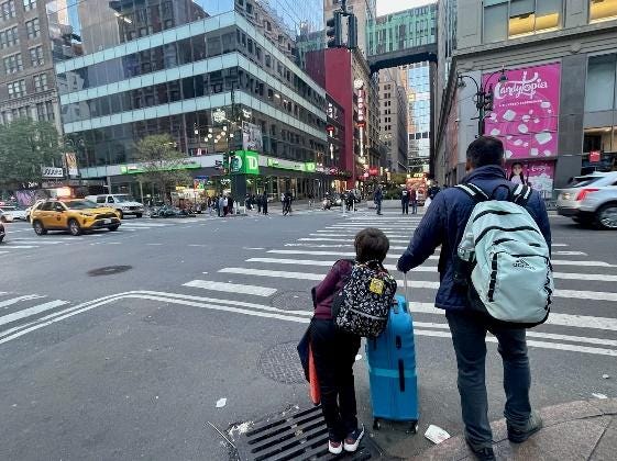 Amanda Adlers Sohn und Ehemann auf dem Weg zum Hotel in Manhattan