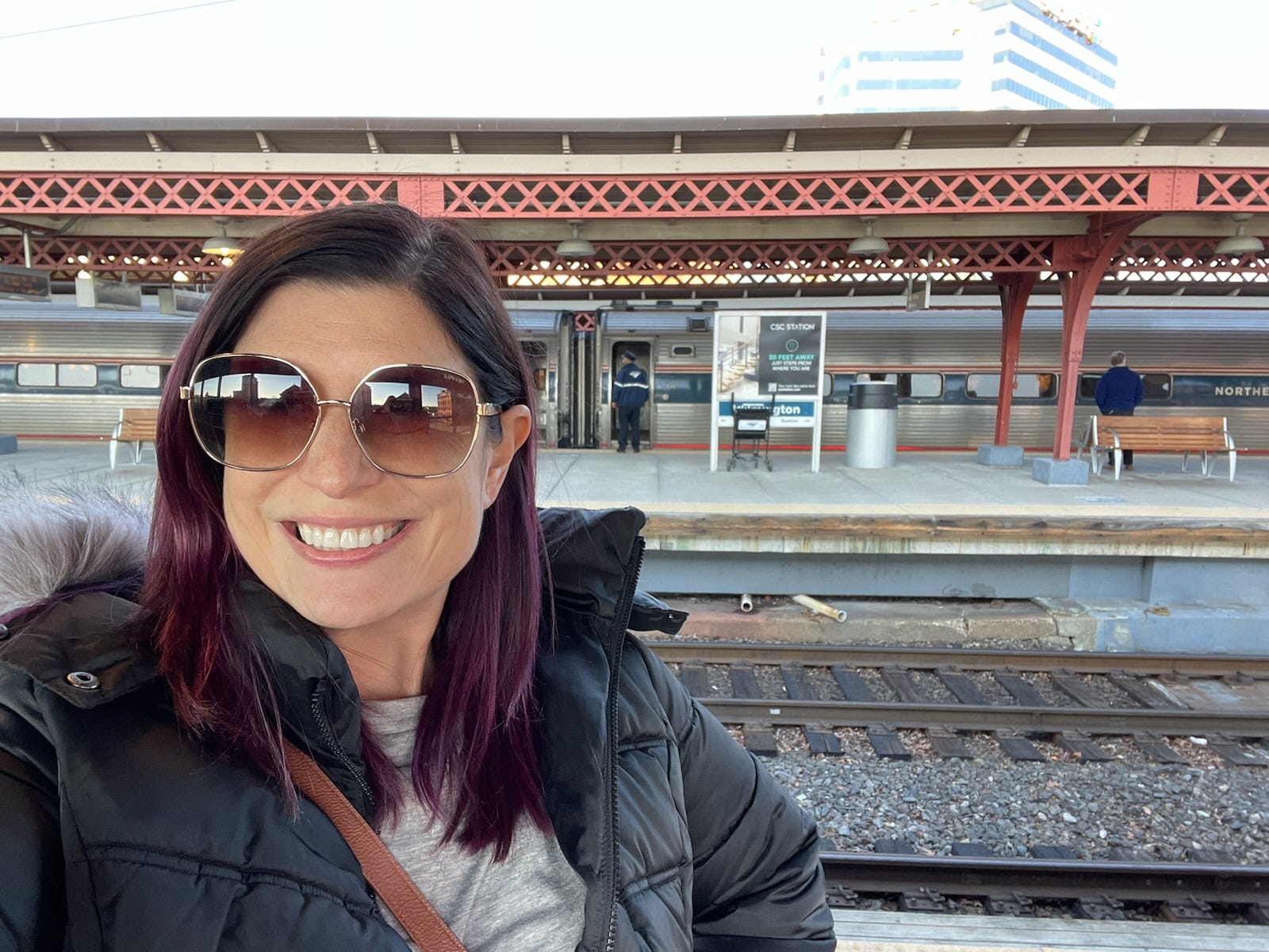 Amanda Adler Selfie vor Bahngleisen