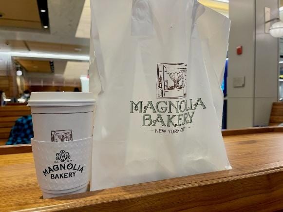 Magnolia Bakery Bag und Getränk aus der Moynihan Train Hall