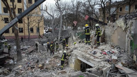 Am Standort eines zerstörten Wohnhauses in Kramatorsk wird ein Noteinsatz durchgeführt.