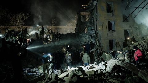 Rettungskräfte suchen am 1. Februar 2023 die Trümmer eines zerstörten Wohnhauses in der Innenstadt von Kramatorsk nach Überlebenden ab.