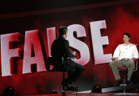 Moderator Mark Walberg mit einem Kandidaten in der Show The Moment of Truth von 2008.